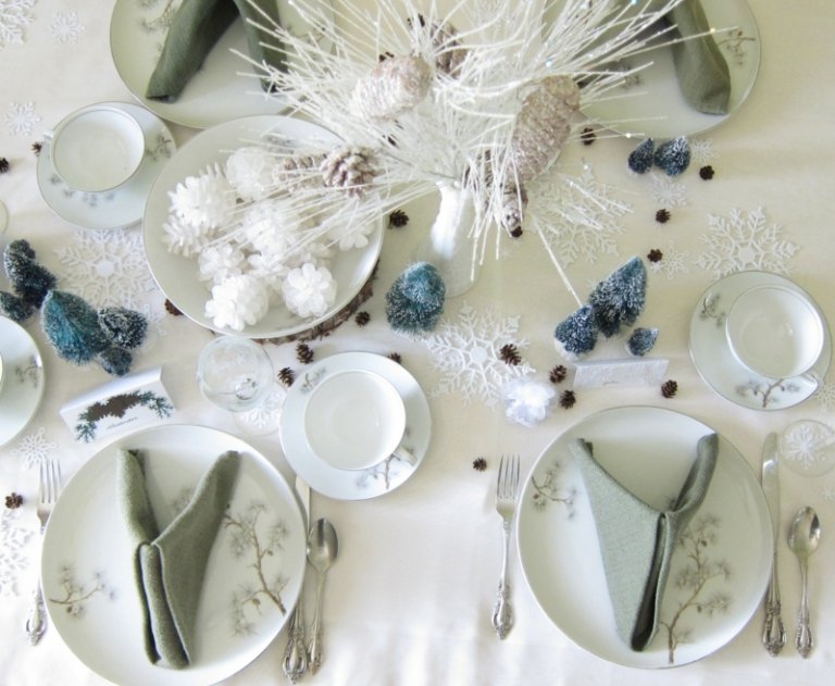 borddekoration jul moderne vinterlig idé servietter grå julebuket kviste hvid