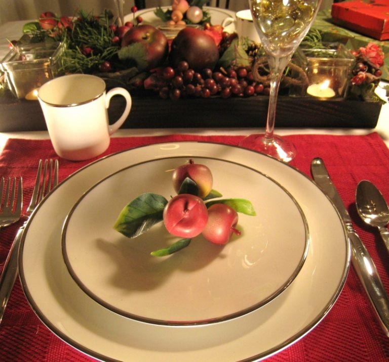 borddekorationer jul kunstige æbler design tallerken hjerte stykke arrangement