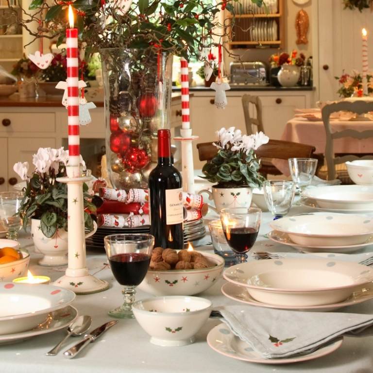 borddekoration julekøkken idé landhus bordservice stil bordlys striber