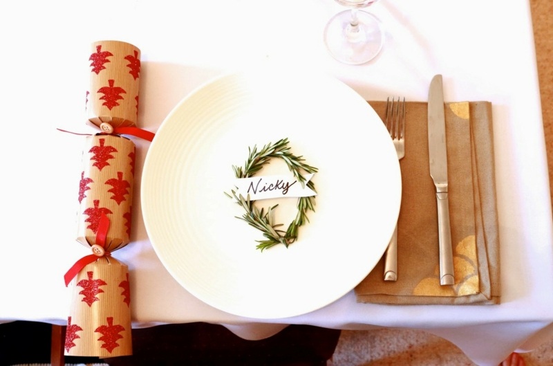 borddekoration julekiks enkelt firgrøn ring guld serviet