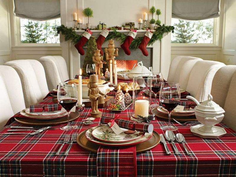 bordpynt julet ternet dug rød kiks nøddeknækker sokker kaminhylde