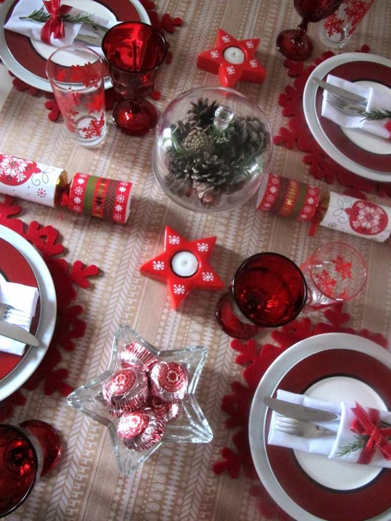 borddekoration jul beige dug rød rød bordservice lanterne stjerne