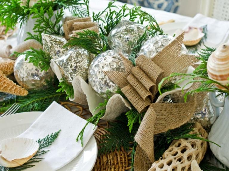 borddekoration jul rustik flair linned arrangement stedsegrønne skaller trædekorationer