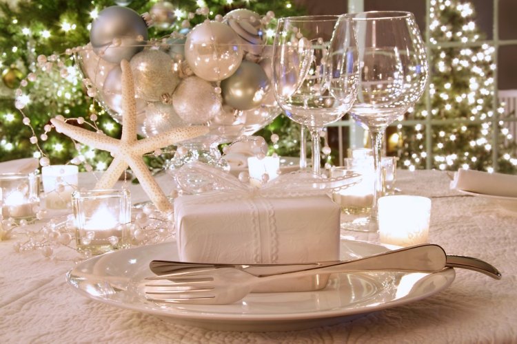 Borddekorationer til jul-sølv-grønne-retter-bestik-vinglas-dug-lys-lys