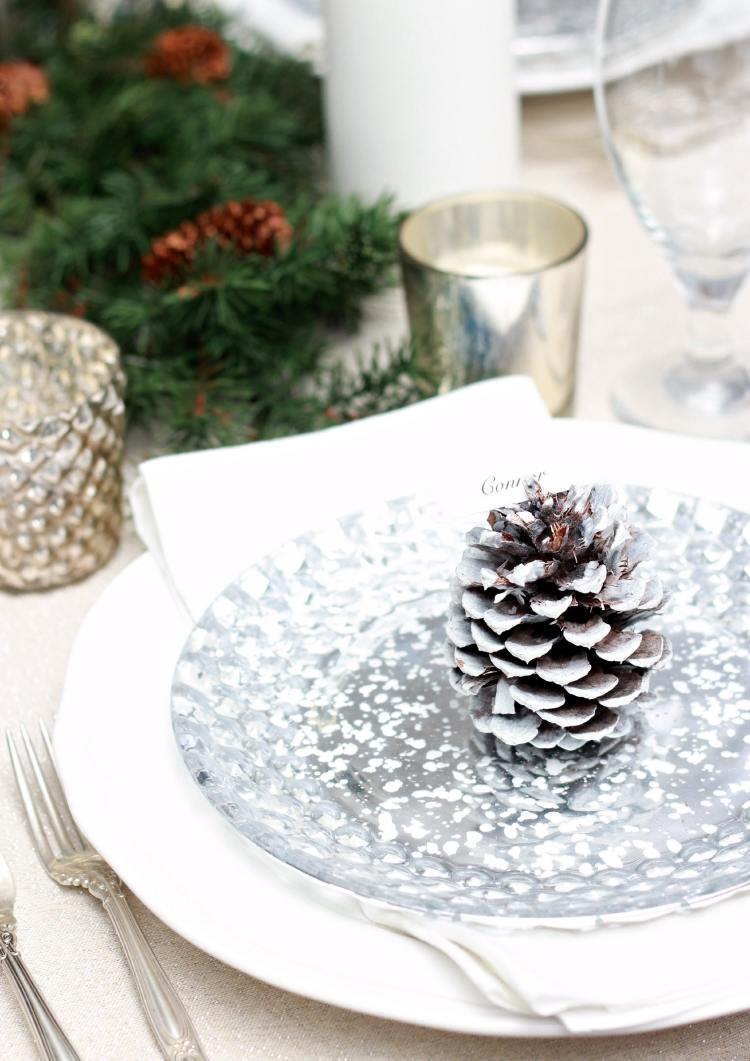 borddekoration-jul-sølv-grøn-kegler-spray-fade-sølvbestik-lanterne
