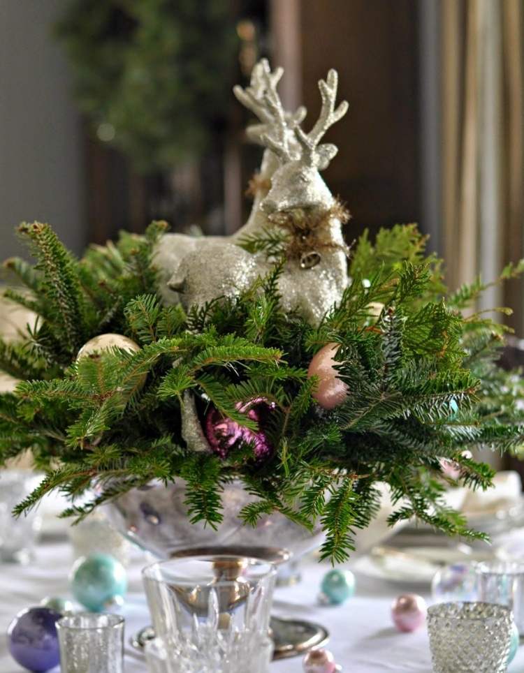 borddekoration-jul-sølv-grøn-skål-hjorte-glas-bolde-glas-lanterner-juletræ-bolde