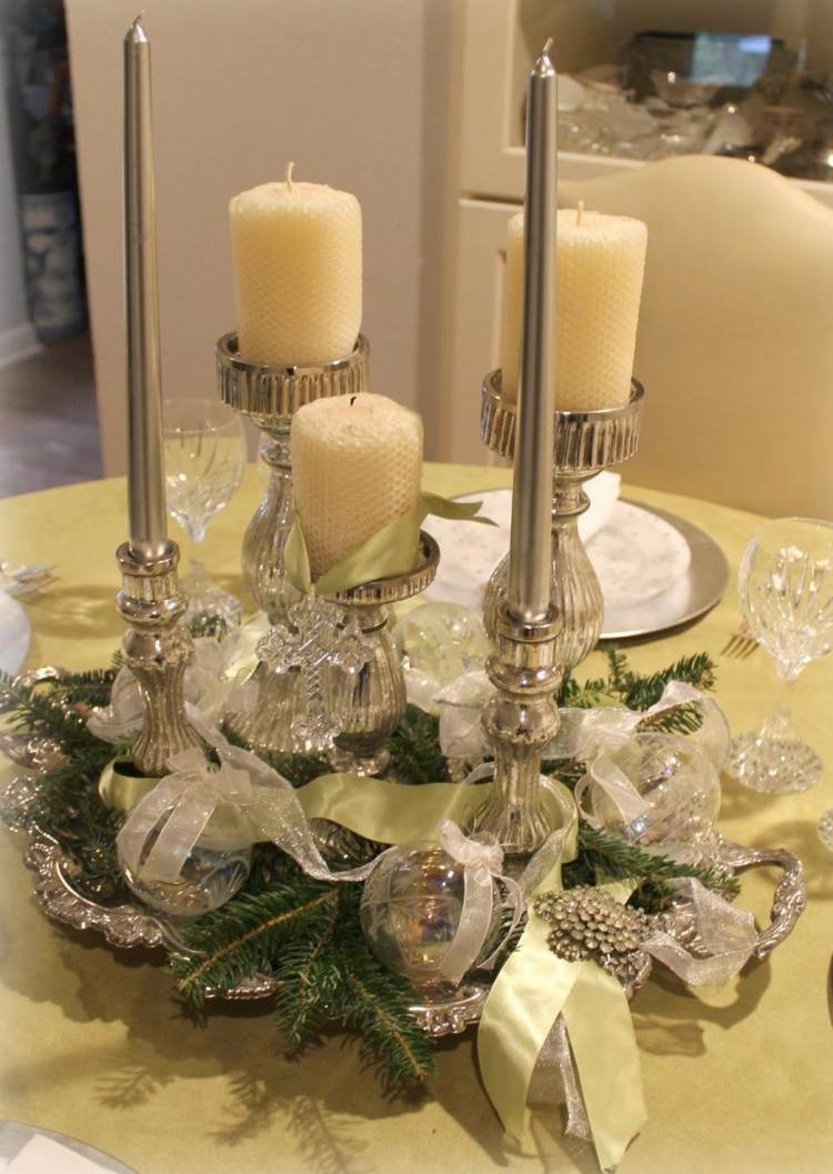 borddekoration-jul-sølv-grøn-lys-lysestage-bånd-glas-kugler-bakke-dug