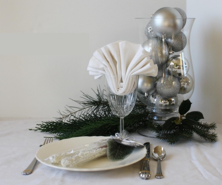 borddekoration-jul-sølv-grønt-glas-vase-glas-bolde-klud serviet-gran kviste-bestik-vinglas
