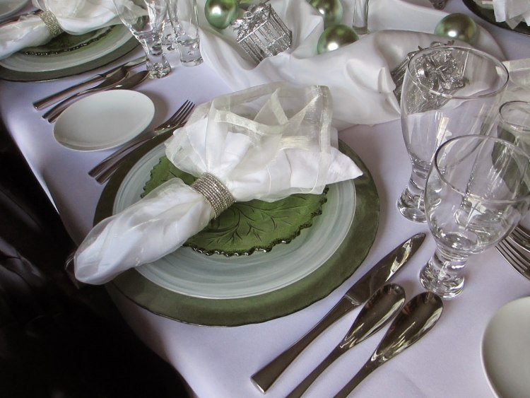 borddekoration-jul-sølv-grøn-dug-hvid-fade-bestik-klud serviet-glas kugler