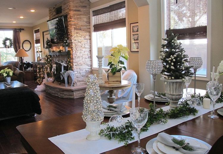 borddekoration-jul-sølv-grønt-træ-bord-vinglas-stearinlys-bordløber