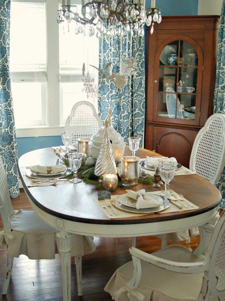 borddekoration-jul-sølv-grøn-vintage-spisebord-antik-krystal-lysekrone-gardiner-mønstret-hvid-turkis
