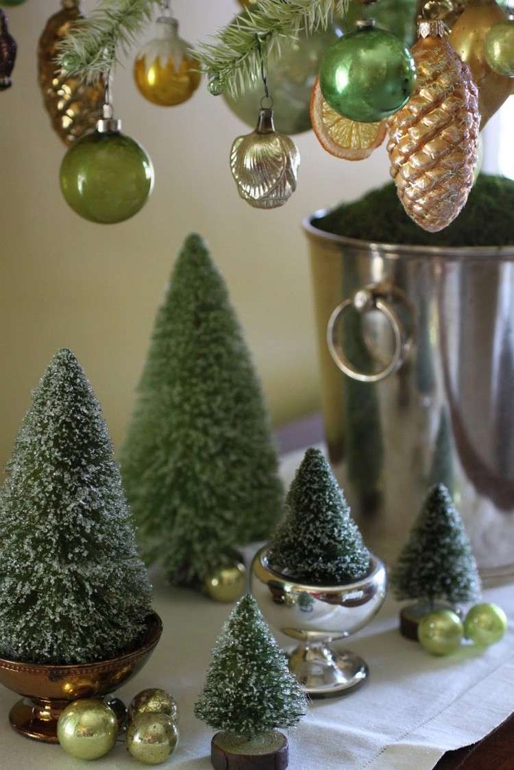 bord-dekoration-jul-pensel-gran-træer-sølv-beholdere