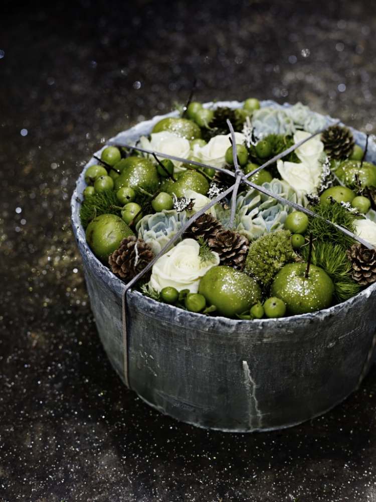 borddekoration-jul-sølv-grøn-gør-det-selv-glitter-mos-skål-idé