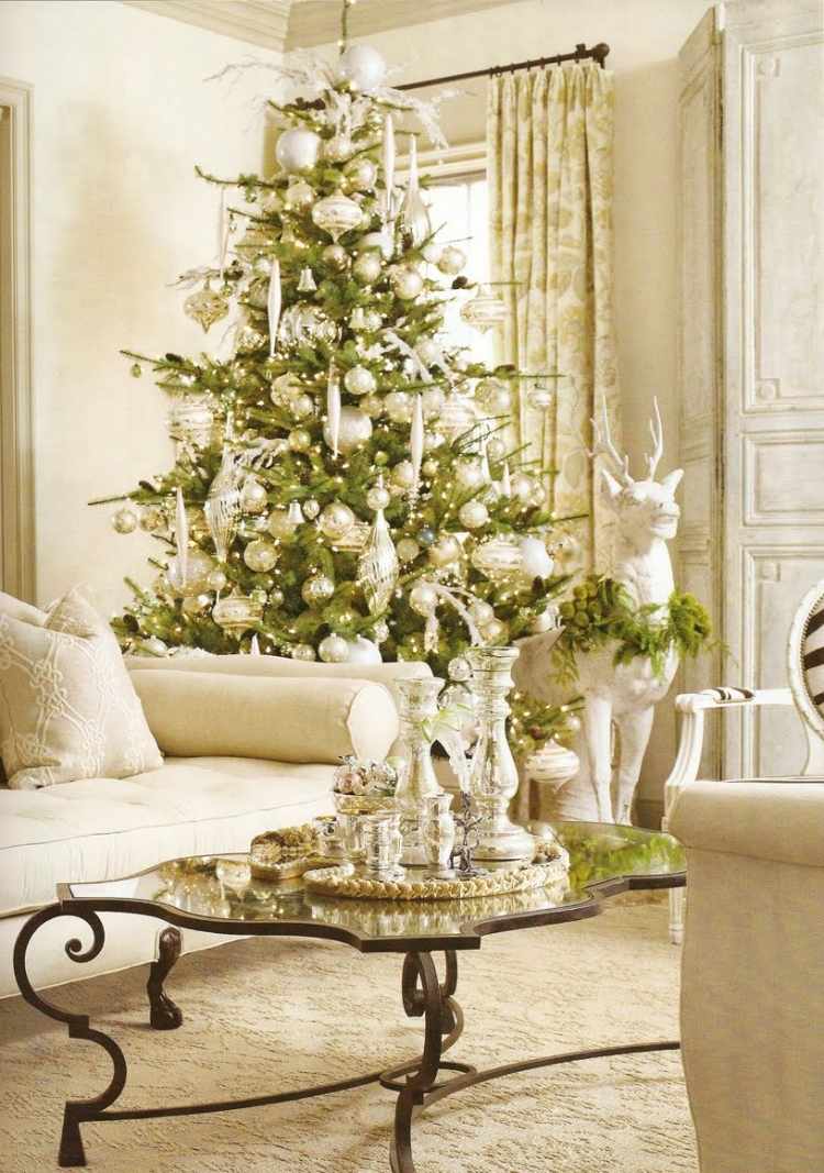 borddekoration-jul-sølv-grøn-sofabord-lysestage-gran-tæppe-stue-hjorte