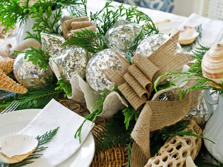 borddekoration-jul-sølv-grønne-grene-glas-bolde-saegestoff-sløjfer-maritime-skaller