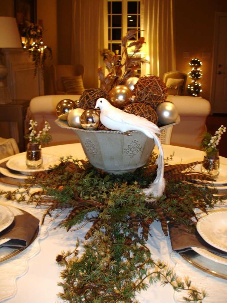 borddekoration-jul-sølv-grøn-due-fjer-bolde-gran-grene-skål