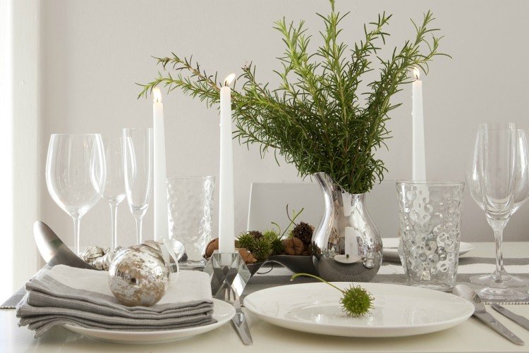 Bordpynt til jul-sølv-grønne-tallerkener-vinglas-vase-bord løbere
