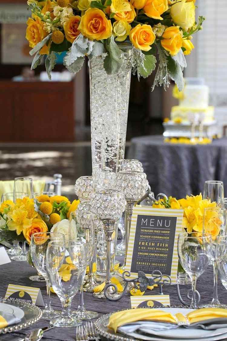 borddekoration til bryllup gule roser glasmenu tavle glamourøs