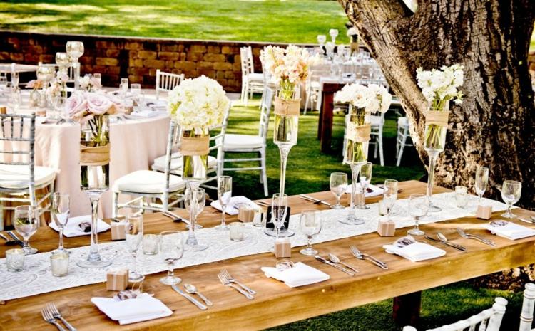 borddekorationer til bryllup elegante rustikke bordløbere glasvaser blomster