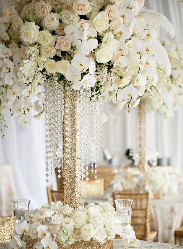 borddekoration til bryllup hvide roser kæder glas guld vaser vintage