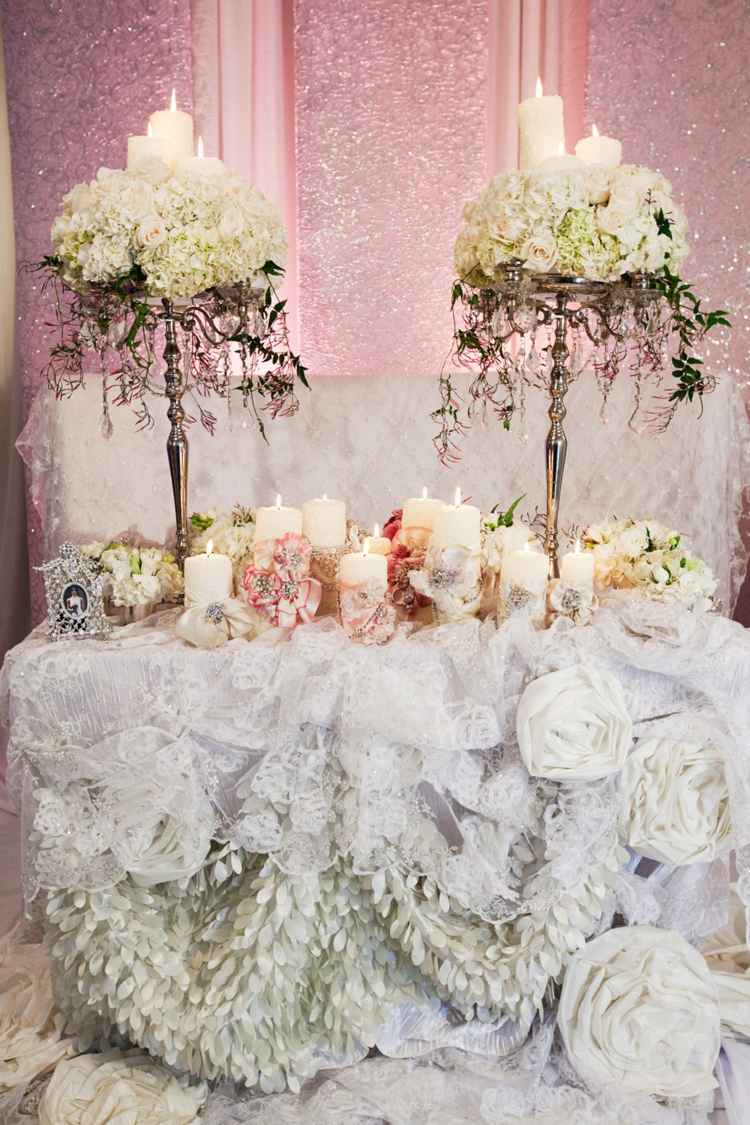 bordpynt til bryllupslys romantik blomsterdekorationer sidebord dug