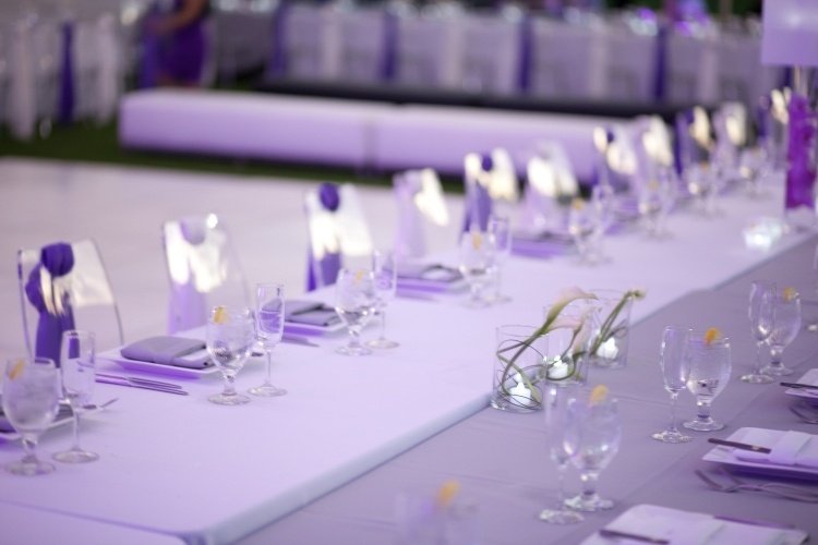 Bryllup-bord-dekoration-lilla-serviet-folde-krystal glas