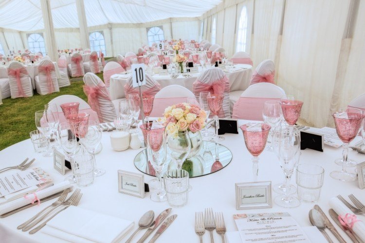 Bryllup-bord dekoration-hvid-pink-runde bord-krystal glas