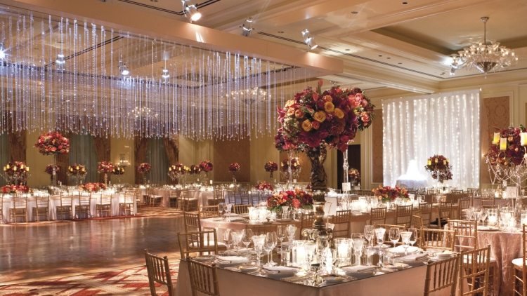Bryllup-bord dekoration-festlige-krystal-glas-blomster