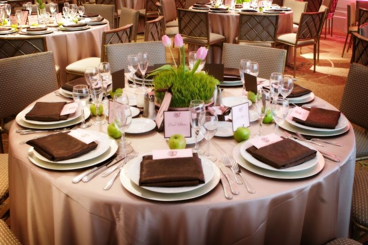 Bryllup-bord-dekorationer-pink-farve-grøn-accenter