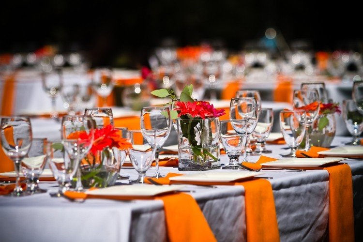 Bryllup-bord dekoration-grå-rød-orange-farver-serviet-påskeliljer