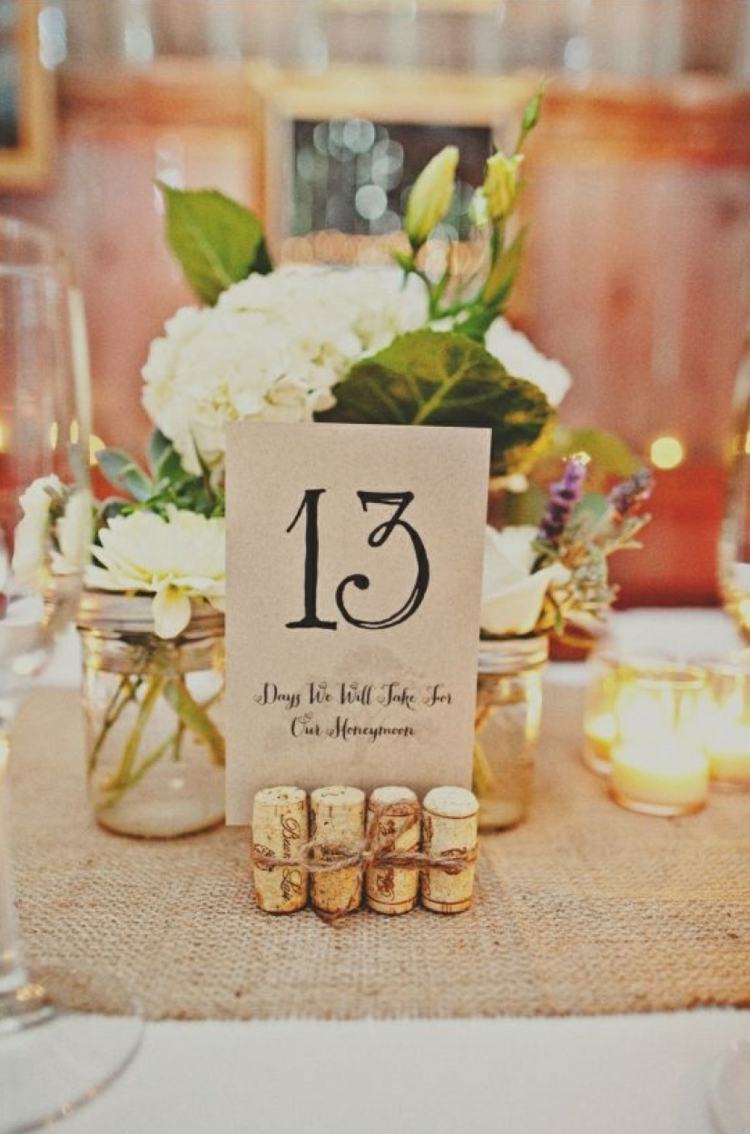 bordnummer-bryllup-rustik-dekoration-kork-kort-linned-bordløber