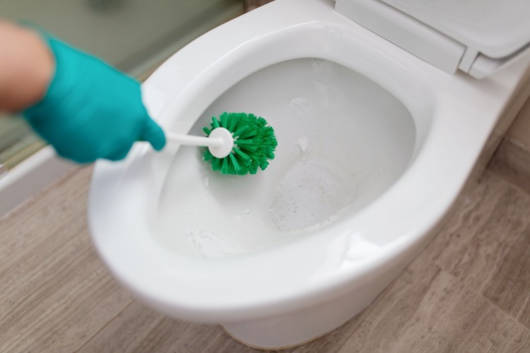 Brug bagepulver til at rengøre toilettet og rengøre porcelæn med en toiletbørste