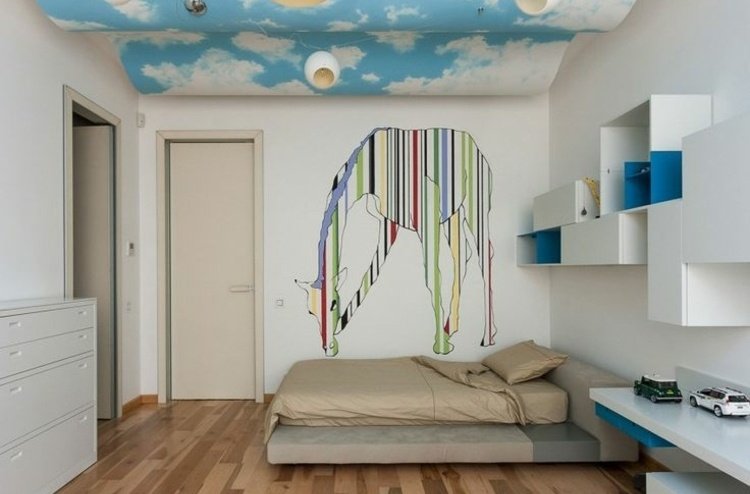 børneværelse-dekoration-farverig-giraf-striber-tinker-møbler-hvid-blå-loft-himmel