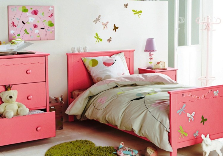 børneværelse deco pink seng sommerfugle farverige kommoder grønne sengetæpper