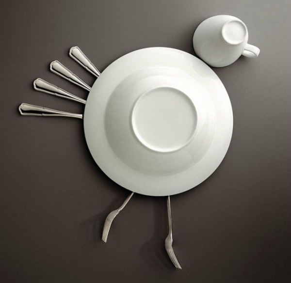 Kreative borddekorationer, kyllinger, tallerkener, gafler, skeer