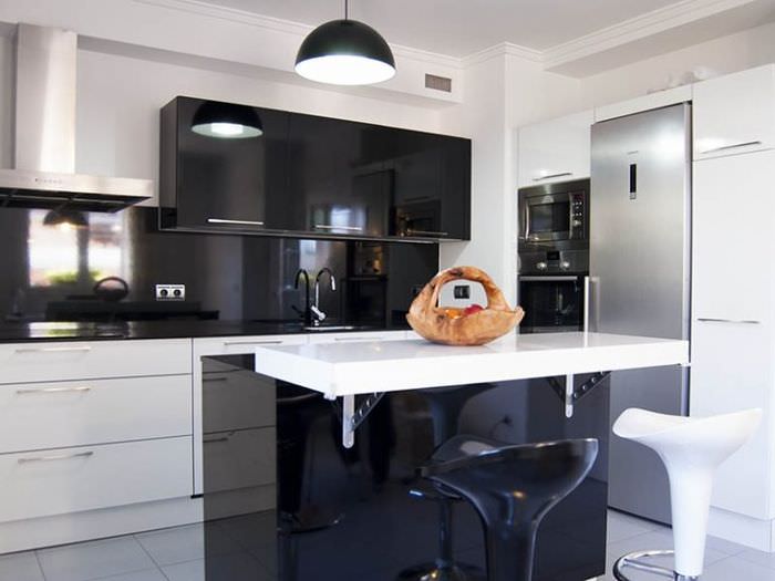 Den underbara glansen i ett modernt minimalistiskt kök