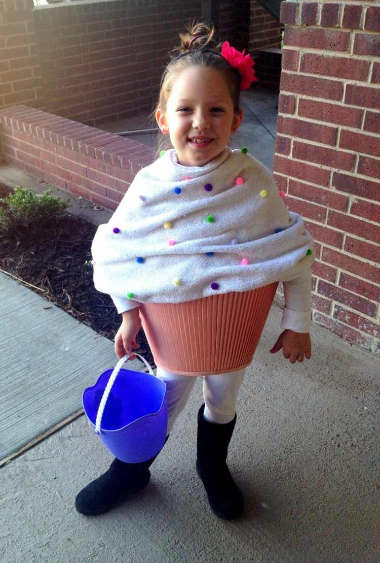 halloween kostumer cupcake idé tæppe pompons taske spand