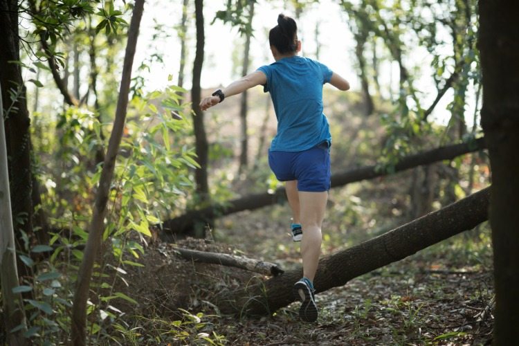 Overvind forhindringer i skoven med løbesko til kvinder