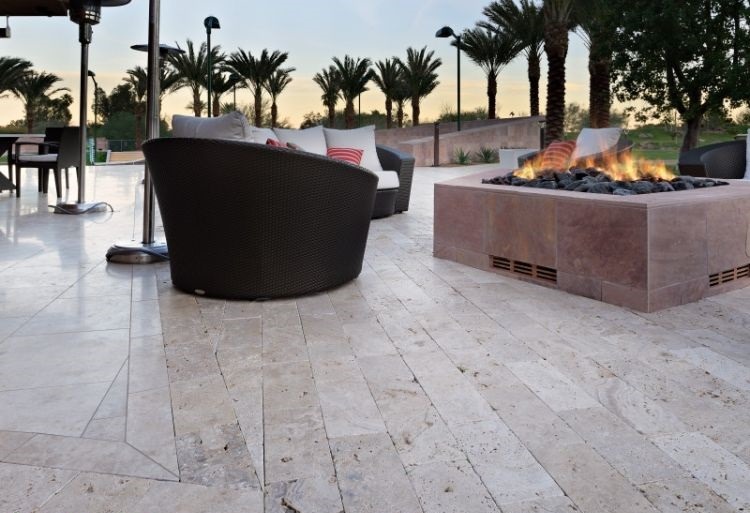 travertinplader terrasse elegant stilfuldt holdbart porøst gulv udvendigt design have sydvest design pejs