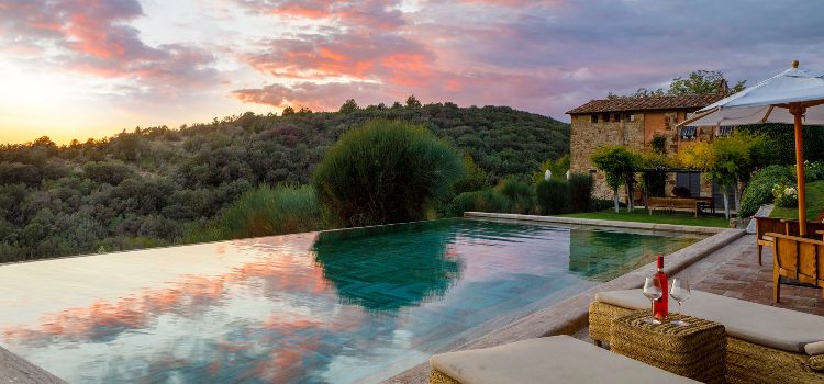 travertinplader terrasse elegant stilfuldt holdbart porøst gulv udenfor terrassedesign italiensk design vinflaske