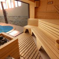 Interiér modernej sauny s bazénom