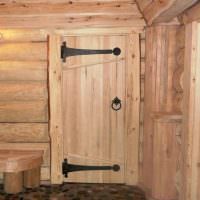 דלת עץ בחדר ההלבשה עשוי עץ