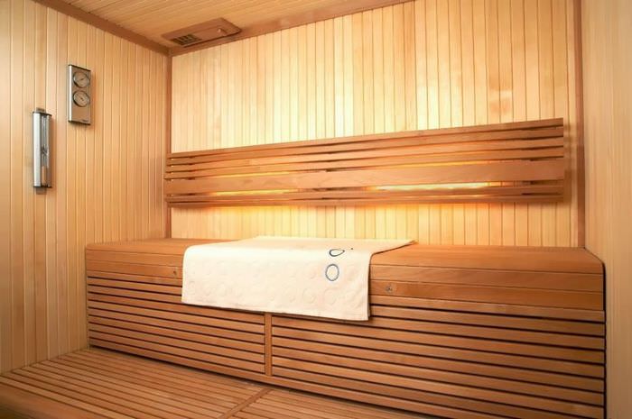 غرف من الخشب الصلب في حمام ريفي