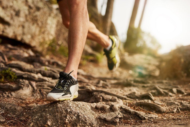 Trailløbetrend 2020 tips jogger over bakke og dale