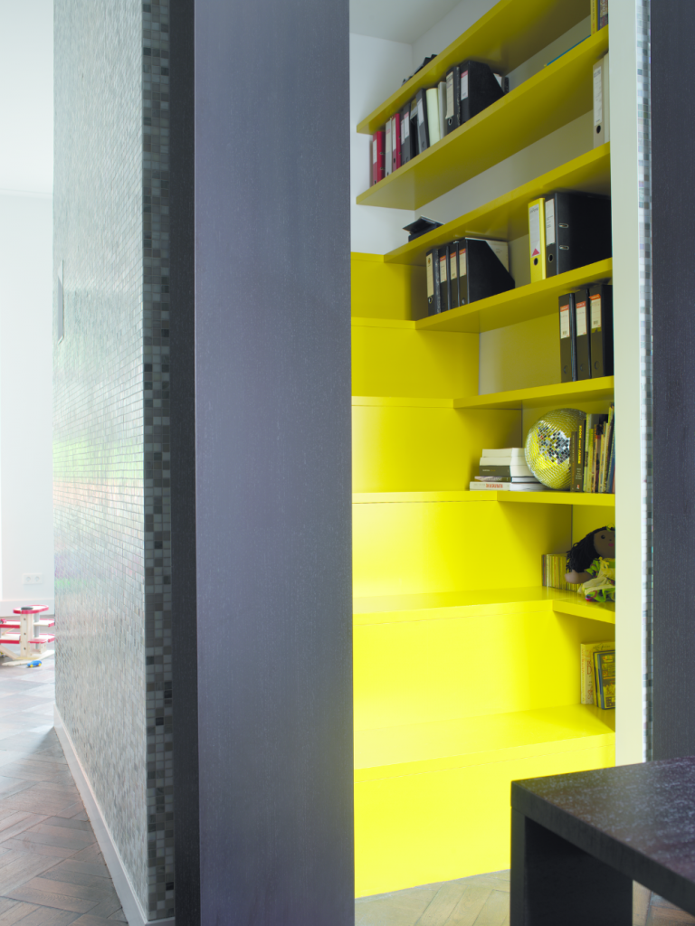 trappehylder til trappedesign i gult med bøger og diskokugle i børneværelset