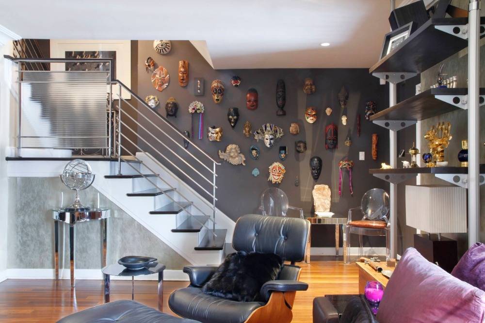 masker på væggen satte samlingen op som en dekorativ trappe moderne