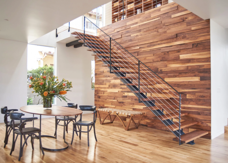 Træpaneler og vægdesign til moderne indretning med trapper i stuen