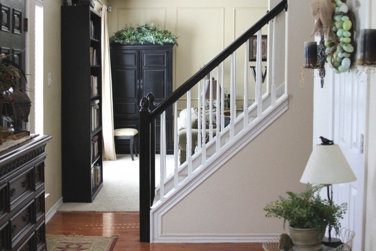 Banister-maling-sort-hvid-traditionel-hall-design