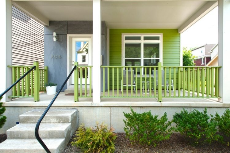 Gelænder-maling-hus-indgang-græs-grøn