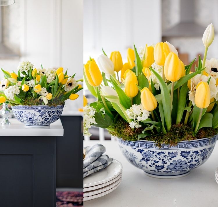 Arrangementer med tulipaner og hyacinter i stiklinger dækket af mos